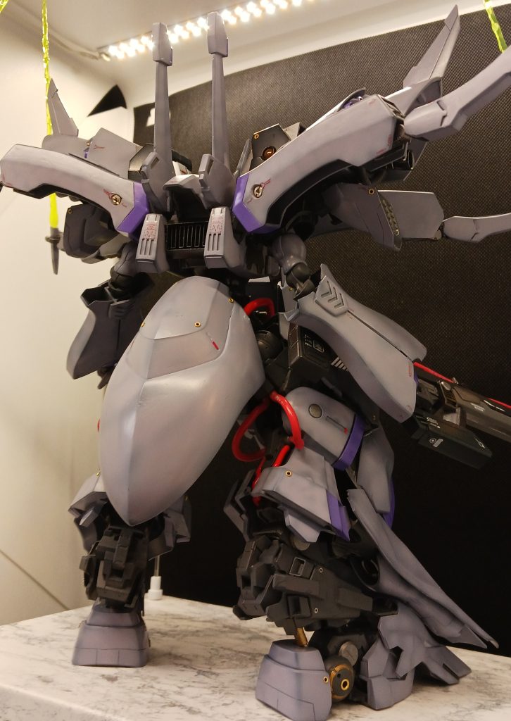 逆サイドのあおりで。足元が見てもらえると思います。足首?のフレームは、リゼルの脛をまるまる使っています。足先のサザビーパーツをくっ付けて、かつくるぶしの○ディテールに繋げるのに苦労しました。