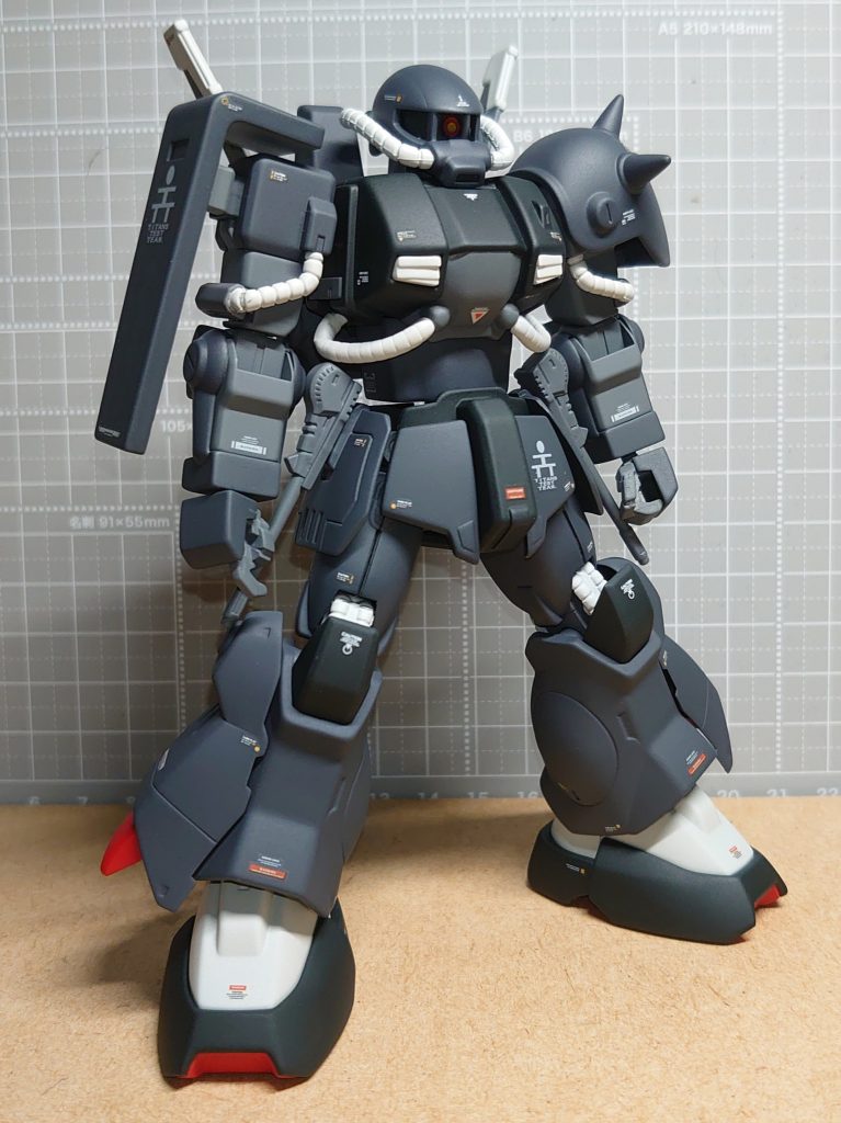 改造は主に腰回りです。延長とビームガンを装備させました。カラーリングはA.O.Zの雰囲気に寄せました。(´ρ`)