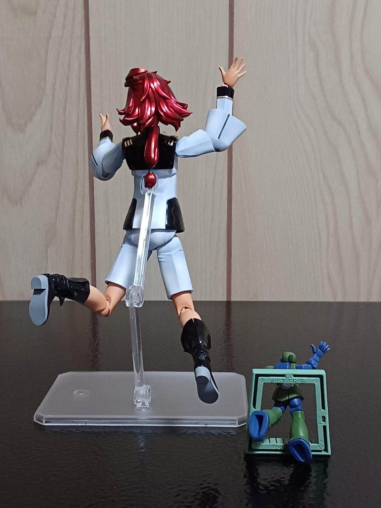 意外と可動範囲も広くて、いろんな表情を付けられて楽しいですね‼️服のシワにシャドー吹きするのも難しかったですね。グラデーションとかも勉強するべきですね~(gundam-kao5)あと、ホルダー制服の黒い部分やブーツなどはプリズムブルーブラックなので、反射する面は青く光ります‼️肉眼でないと見えにくいですが...。そして、エングレービングシールも面白いのですが、近くだとちょっと浮いて見えちゃいますかね。