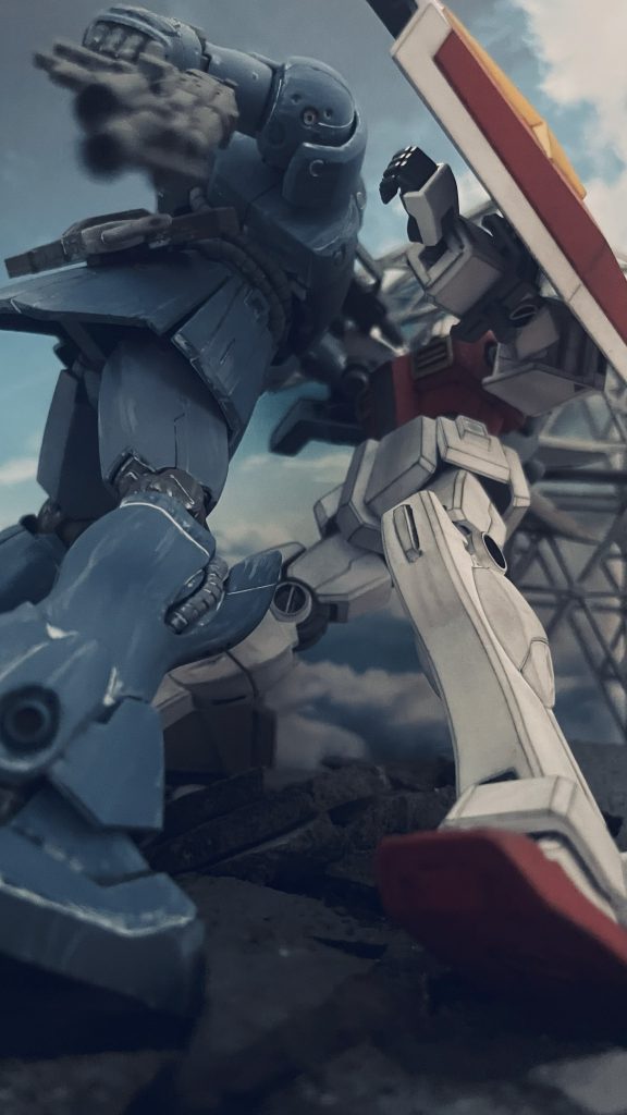 左腕のクローでジムⅡの右腕を砕くゼー・ズールです。敵機が銃器を保持する方の腕部をまずは狙う非常に戦略的な動きでした。