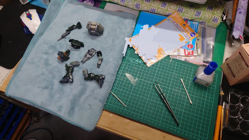 バラシてデカール貼り。