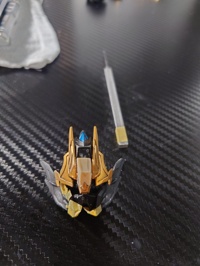 実はおでこ無くしまして、エポパテで作りました😅