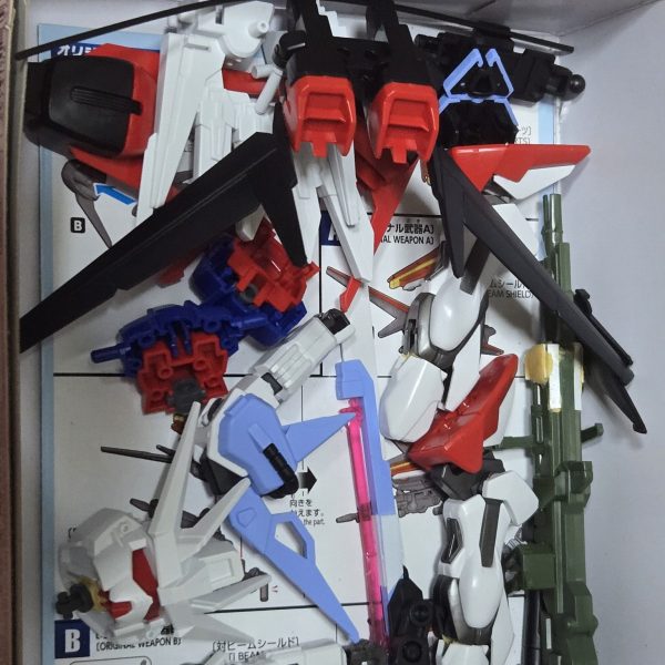 久々にいじる気になった、ＭＧＳＤ風味のパーフェクトストライクガンダム…あとは仮組出来たら、色塗って完成かな？現在進行率６割くらいですかね…やっぱり脚の調整が私の頭を悩ませる😅
