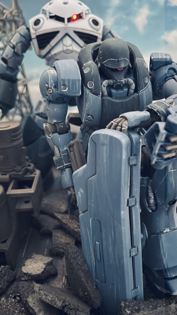 上陸直後のゼー・ズール及び量産型ズゴックとなります。ゼー・ズールはHG、ズゴックはRGを使用しています。劇中水中装備をパージする際背中のマシンガンラックを地面にめり込ませて銃器を取り出すシーンをイメージしています。ゼー・ズールも所謂「異形」の形容詞がしっくりくるモビルスーツですよね。当機と対峙した連邦軍のパイロットは何やら得体の知れない敵機に恐怖したに違いありません。尚キットの構造上腰部前面の装甲は立膝ポージングの際に干渉するので取り外してあります。