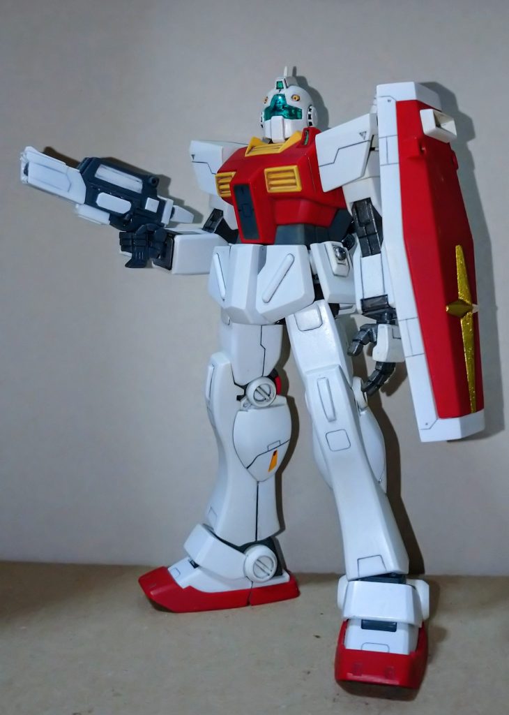 改修途中の一枚です。手を入れる前の黄ばんで砂漠戦仕様かと思う様な有り様を知っている自分としては神々しささえ感じます。「ウォ～！眩しぃ～！」ヽ(´▽｀)/ドヤりましたがスプレーガンは本体部分はほとんど元のままです。絵に描いた様なプラ板の箱組みで出来てます。ジムライフルのバレルをぶった切って思いましたが本当に細いです。豆鉄砲かと思いました。こんなんでザクの装甲を抜けるのか心配になりました。(-＿-;)成形色ツヤ消し仕上げですが特に赤色の成形色はプラ感が凄いですね。ここだけでも塗装すればもう少しは良い感じになる様に思います。  