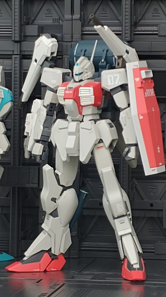 肩にはスペリオルガンダムのビームカノン装備、初期画稿みたいに…