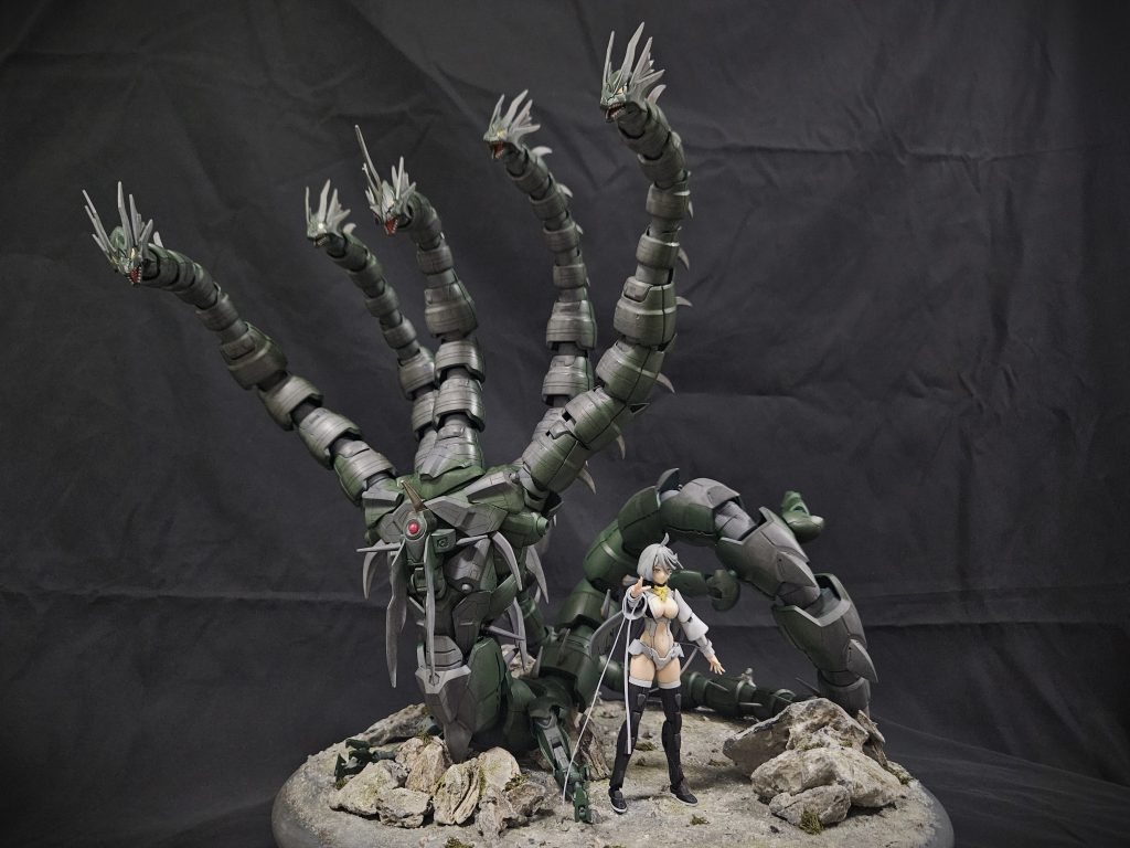 正面、五頭龍を従える天女をイメージして。