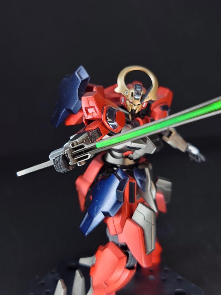 撮影時のライトの関係かな？肉眼で見るとシルバーを下地にしているのでもうちょっとメタルっぽい印象なんだけどな