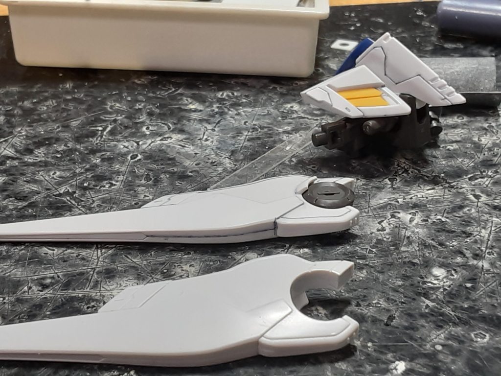 作品名：ガリゴリガリゴリ<p>前回も載せたバルバトスルプス。 このキット、ディテールが多いのに、その縁にスジ彫りがある部分が少ないので彫り直し。スジ彫りカーバイトが大活躍！ 腰のサイドアーマーは合わせ目が目立つのだけど、反対側にも同じ形のスジを彫って […]</p>
