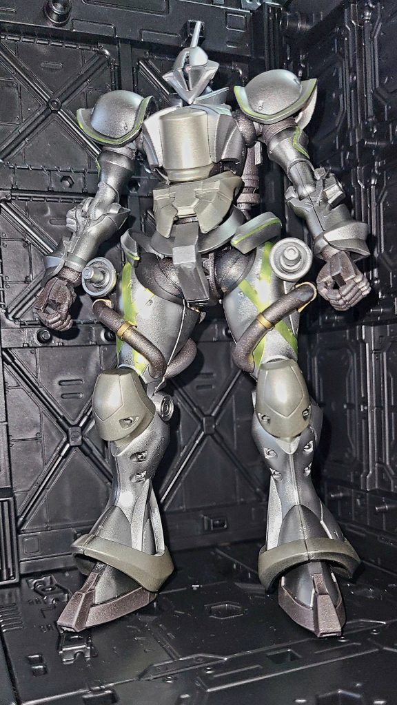 メタルシルバーとチタンシルバーで色味の違いを出し、焼鉄色で重厚感を表現。