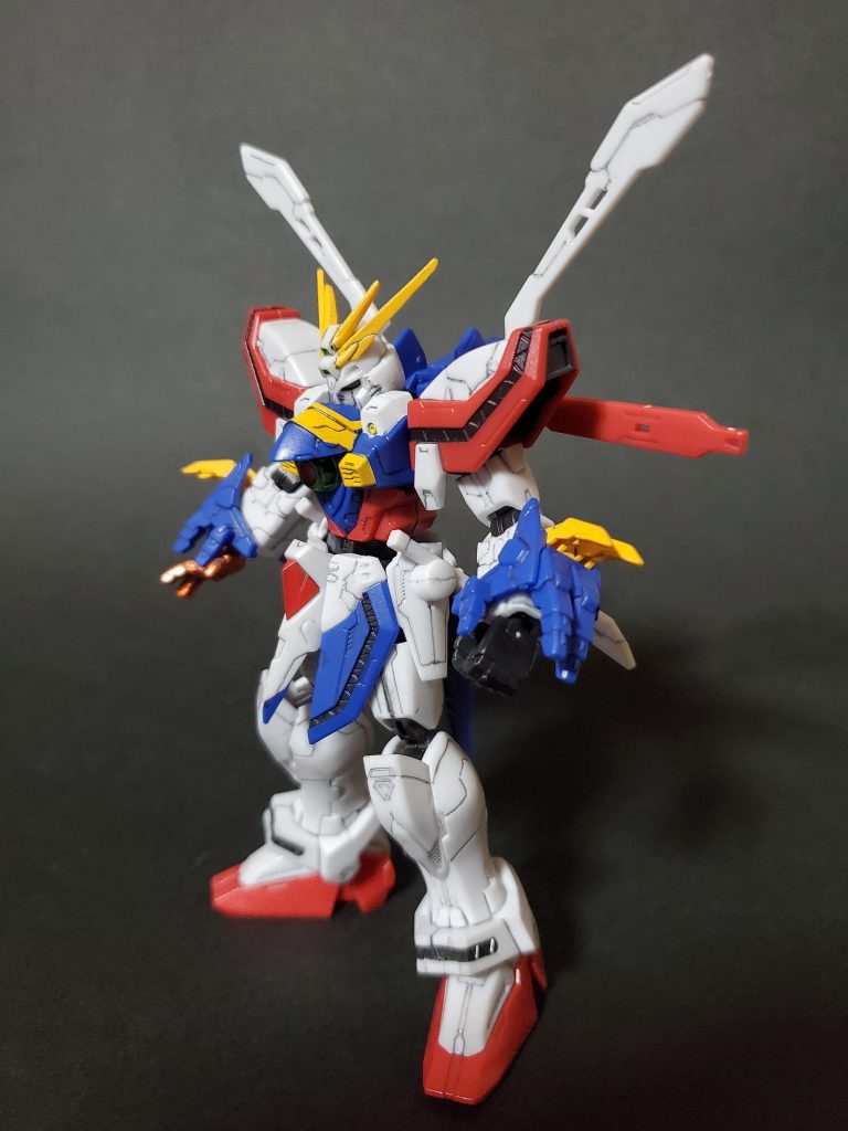 やっぱり浮いている、、、前回のシャイニングガンダムの隣で同額の９００円で吊るされてました。