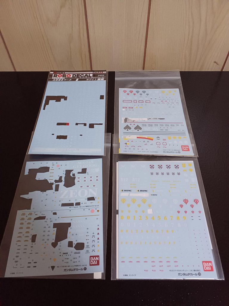 使用したデカールです(zaku-kao5)ここまで書いて、塗料の写真を撮影し忘れていたことに気づきました(笑)まぁ、別に大した物は使ってないのでいいかな。以上となります‼️ガンダムコンバージ、奥が深い食玩でした。難しい所も多いですが、新しい体験でとても楽しかったです(zaku-kao5)最後まで閲覧頂き、ありがとうございました‼️