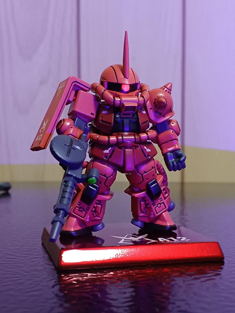 わかりづらいのですが、モノアイは蛍光ピンクで塗装しましたので、UVライトで光ります(zaku-kao5)