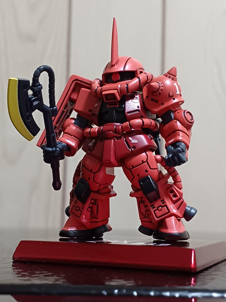 続きましては、ヒートホーク装備です(zaku-kao5)ガンダムコンバージ、初めて入手しましたけど武装のバリエーションも豊富で楽しいですね～。付け替えてシーン再現や好みで持たせる武器を変えれるので良き(zaku-kao5)