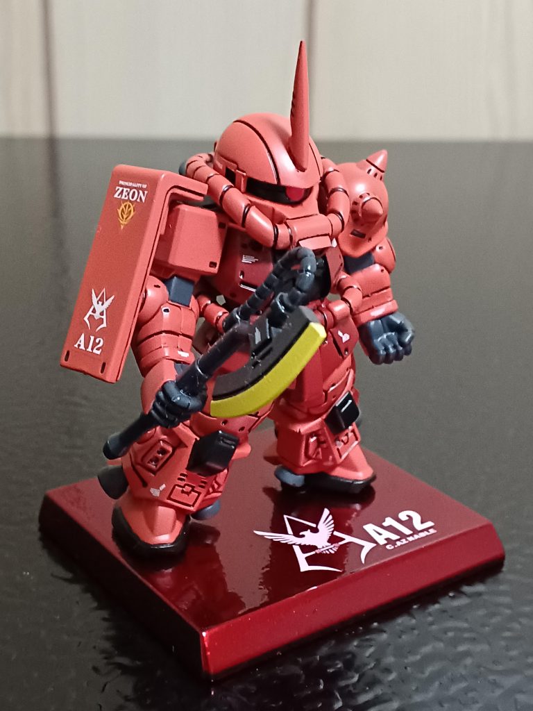右サイドから(zaku-kao5)コンバージ、カッコいいんですけど色が足りなかったりする部分もあったので実験も兼ねて塗装しました。手の甲とかが、ガンメタ色だったので塗り分けました。まぁ、完璧にリペイント出来たかは微妙ですが目立ちそうな所は頑張りました(zaku-kao4)