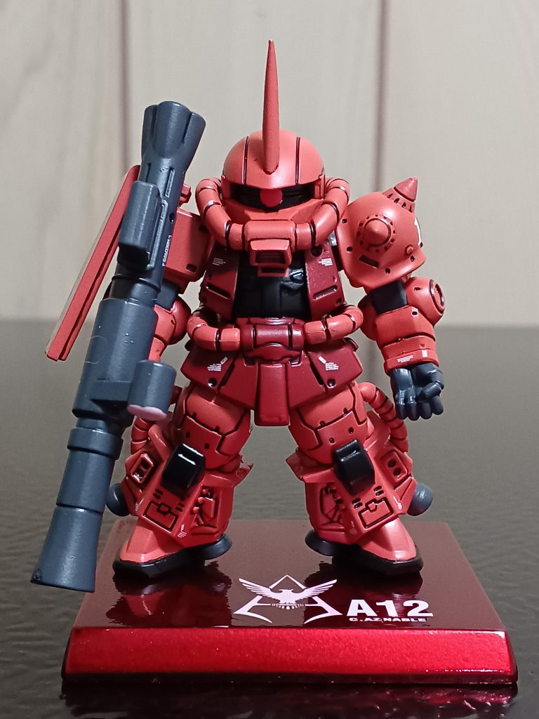 正面から。台座の脚を固定するダボが少しズレるので、デカールも少しずらせば良かったかも...。性分的に気になる(笑)