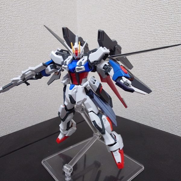 ✨【ミキシングガンプラ】ストライク × インパルス ✨ストライクとインパルスをベースに、自分好みのマッシブなシルエットを目指してミキシングしました！インパルス要素少な目です。機体名は生成AIさんに考えてもらいました。　「無限の可能性を秘めたストライク」の意だそうです。遠近両対応の万能感を表現したそうですｗ🔹 頭部・胴体・肩部ストライクガンダムを中心に、胴体にはユニバースブースターの肩アーマーを装着。ボリュームを増して力強さを演出しています。🔹 腕部・脚部腕はライジングフリーダム、脚はスタービルドストライクをベースにしつつ、アンクルガードをライジングフリーダムに換装。バランスを取りつつも重厚感を意識しました。🔹 腰部ストライクを基本に、サイドスカートはフリーダムのレールガンを採用。さらにデスティニーのサイドスカートを重ねてボリュームアップ。🔹 バックパックインパルスのバックパックをメインに、追加工作で盾状のバーニアを組み込み6枚ウイング化。さらに上部にはガンダムXのサテライトキャノンを2門搭載し、遠距離火力を強化しました。「ストライク×インパルス」のコンセプトでスタートしましたが、定番工作のユニバースブースター肩アーマーやライジングフリーダムのパーツを取り入れ、結果的に“近接も射撃もイケる万能機”になったかなと思っています。サイドスカートやサテライトキャノンの追加で火力も迫力も大幅アップ。ミキシングの楽しさを詰め込んだ一機です！（1枚目）