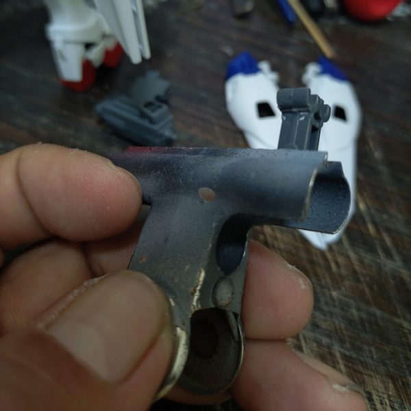 ゲート、ヒケ処理が終了。ですが、バインダーのヒンジパーツにヒビが………😭瞬間接着パテで補強しましたが………強度的には多分大丈夫かなぁ？ディテール🆙はプラ板貼りを少々。宇宙世紀物以外のHGはアニメ風にしたいので、スジ彫りは無しで統一。（1枚目）