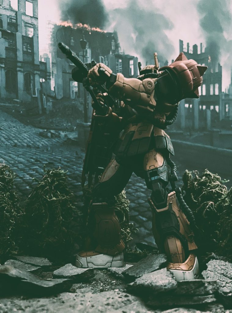 マシンガンを構えるソラリ機です。腕が長い分両手持ちも自然な形で収まります。