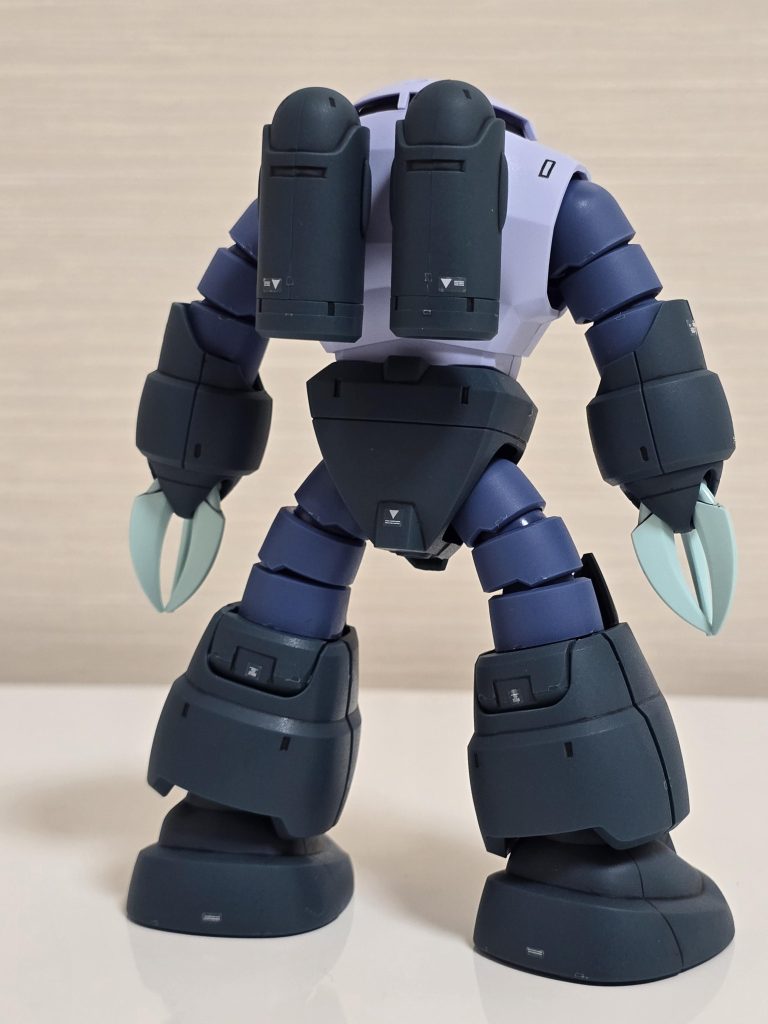 余っていたマーキングシールを少し貼ってます。HGUCズゴックはモノアイが貼り付けたら固定になるので作るのを避けてたのですが…