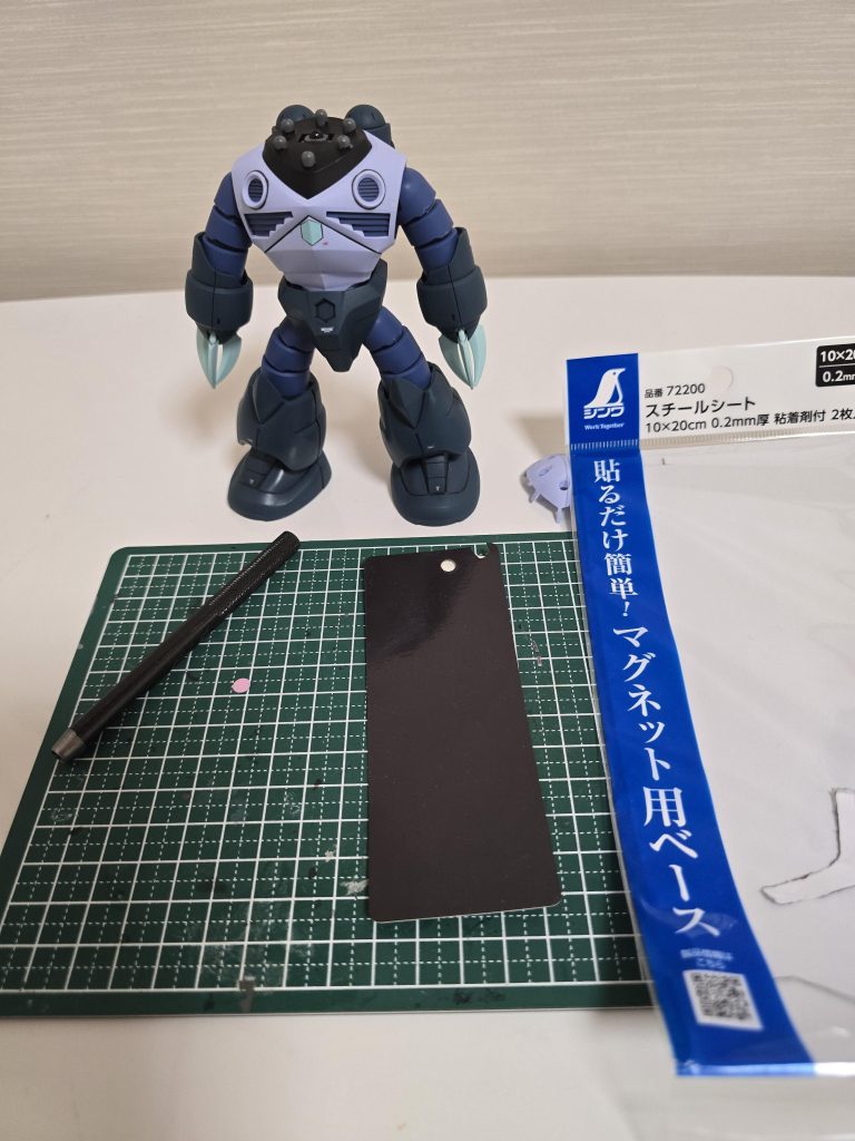 ダイ◯クロンで遊ぶのに買っていた粘着スチールシートを切り貼り(その後黒で塗装)。モノアイはよくポストに入ってる広告マグネットをポンチで型抜き。手近にある物で動かせるようにしました😊厚みによる干渉を避ける為、頭部カバーを若干削ってます。