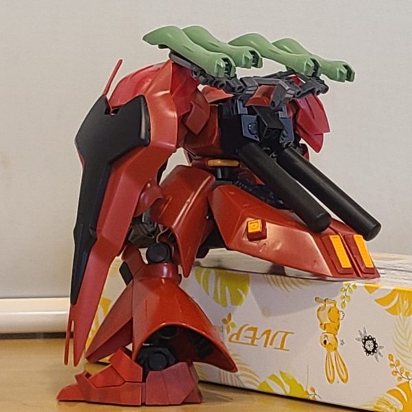 はたして2025ガンプラ紅白歌合戦に間に合うのか。。。(;´д｀) なんか違くねーかい？ファンネルコンテナをはずし、クシャトリヤの隠し腕を隠すことなく取り付け。(´□`; 三 ;´□`) もはや晒し腕！大腿部取り付け部ポリパーツが破損したので、ティッシュ・DE・リペアード形態です。。。笑（1枚目）