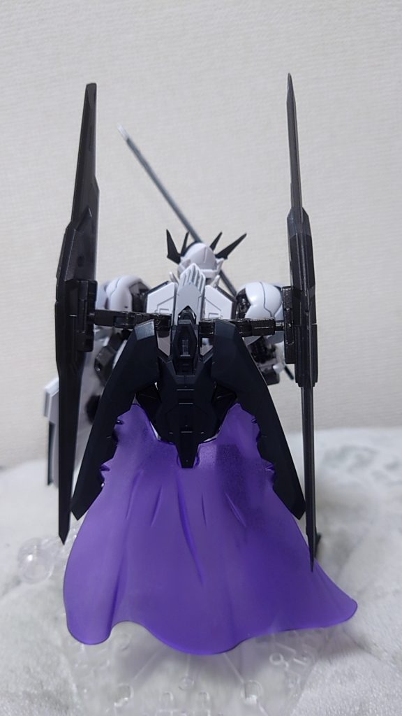 後ろはこんな感じですバインダーガンは普通に付けてマントは穴を開けてつけました