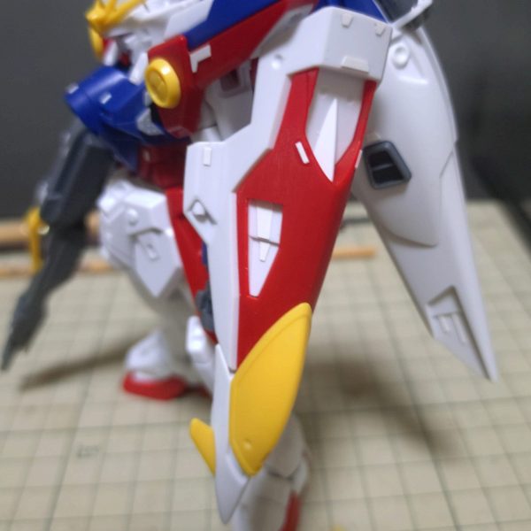 完成後変形はさせないのでシールドのライフルを接続する突起は削り取りスッキリと。後は余り手を加えずに行きたい（笑）塗装はどうするか？が難しい………何となく、マスキング地獄になる予感………（1枚目）
