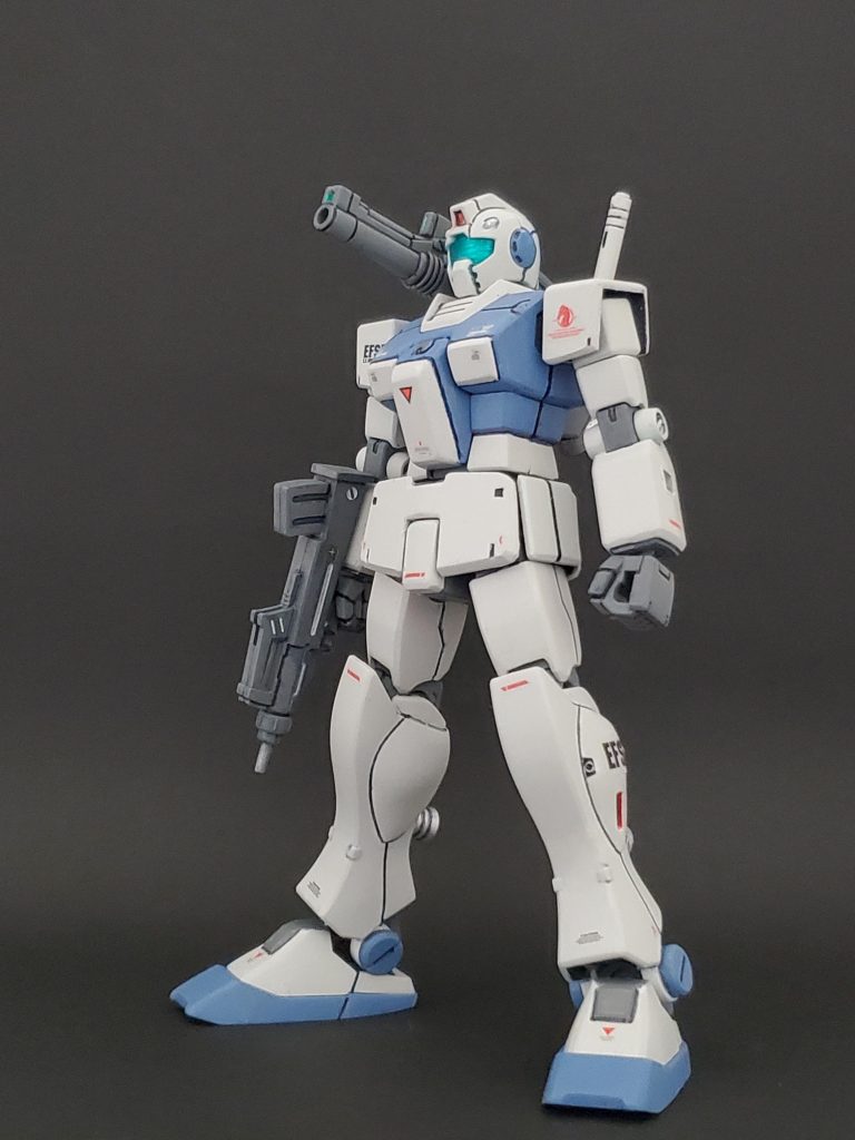 前回制作しましたアンキーの高機動型ザクの続きの機体を作りをしましたが、ダダ漏れ妄想ストーリーを脳内構築していたらどうしても間となる機体とストーリーが必要となり急遽、こちらの機体を制作しました~🤣💦今回の制作には新規キットを使わず、お宝の眠る我が家のジャンク山🗻からサルベージしての制作となりました🎵そして、ジム・ライトアーマー強化版の機体コンセプトなので、ライトアーマーの匂いをプンプンさせながら仕上げです😎✨ライトアーマーでは軽量化のため武装が貧弱ですが、こちらのカスタムではそこそこ揃えました👍️頭部にはオミットされたバルカン砲、威力はあるが弾数の少ないショートビームガンに加えブルパップマシンガン、ランドセル🎒には脱着可能追加武器としてショルダーキャノンとミサイルポッドを用意しました🎵