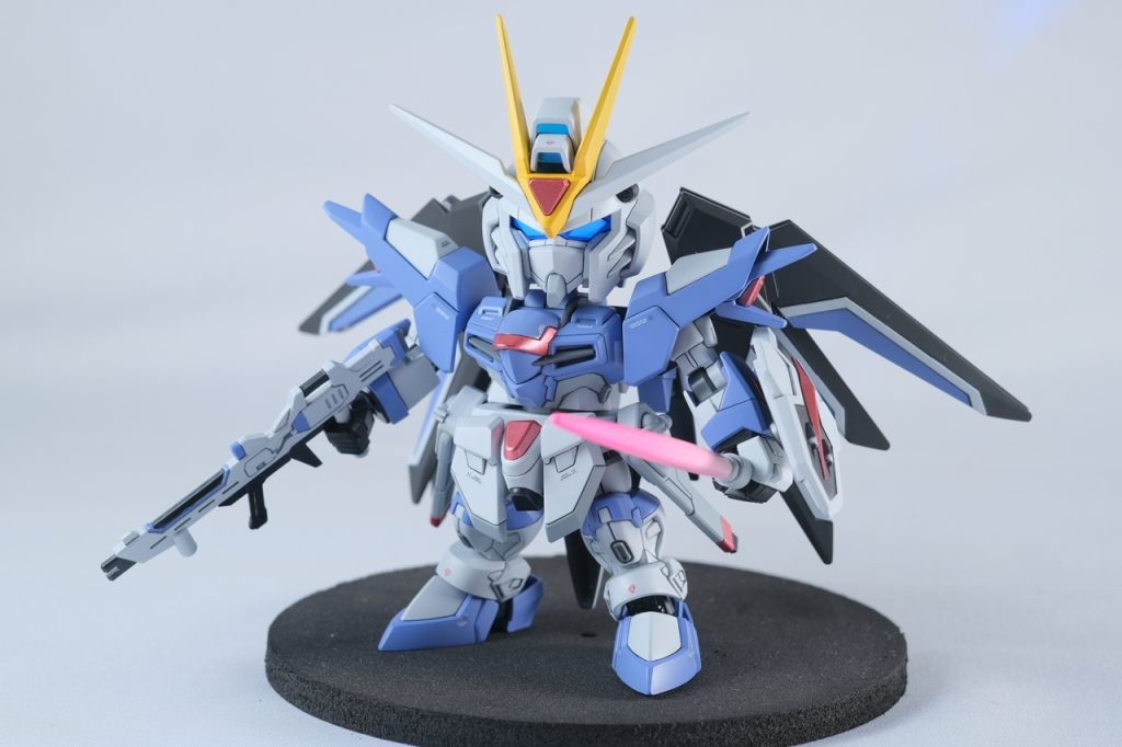 全身・前。胸のメタルレッドが光って素敵。新たにラインの追加はしてないけど、凹の部分や元からあるディテールは掘り直ししています。エッジも立ってるし可動域も割とあるしで、SDもなかなか侮れないなと思いました。