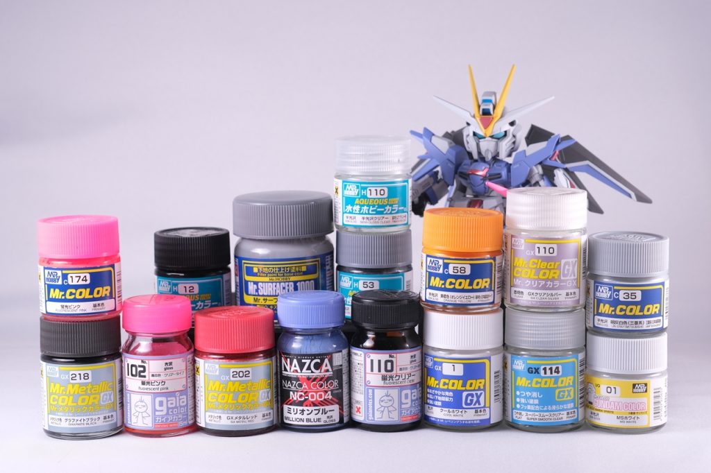 【使った色】青:NAZCAミリオンブルー(NC-004)白:MSホワイト(UG01)赤:GXメタルレッド(GX202)羽根の黒:GXグラファイトブラック(GX218)黄色:オレンジイエロー(C58)指や関節:水性艶消しブラック(H12)+水性ニュートラルグレー(H53)淡グレー:明灰白色(C35)ツインアイ:青竹色(C57)→蛍光クリア(ガイアカラーNo.110)ビームサーベル:蛍光ピンク(C174)+GXホワイト(GX01)  蛍光ピンク(ガイアカラーNo.102) GXクリアシルバー(GX110)装甲裏:水性艶消しブラック(H12)サフ:Mr.サーフェイサー1000トップコート:水性半光沢クリア(H110)