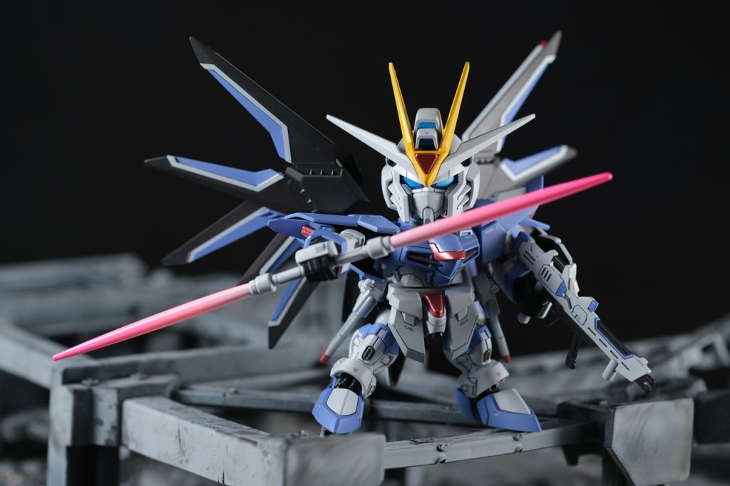 繋げられるビームサーベル。写真は以上です。今回メタリックカラーを多用したのでトップコートは半光沢にしてみたんですけど、全体的におしゃれに仕上がったなと思いました。たまにはSDシリーズ作るのもいいかもな、と思いました。たまには、ね。