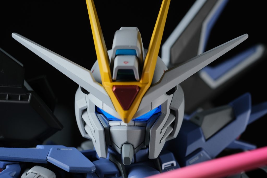 顔。ここからは各所アップの写真です。ツインアイは、青竹色→蛍光クリア→水性ブラックの順で吹いて、マジックリンで水性ブラックを拭き取りました。頭側面の合わせ目消しやりたかったんですけど、大規模工事しないと無理そうだったので諦めました。