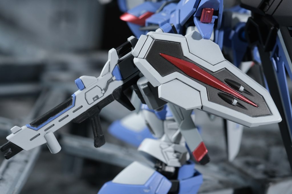 盾とライフル。ライフルの細かい青部分は筆塗りしました。盾も上手いこと塗り分けできたんではないかと思います。全部真っ白の一体成型はマスキングの特訓になります。