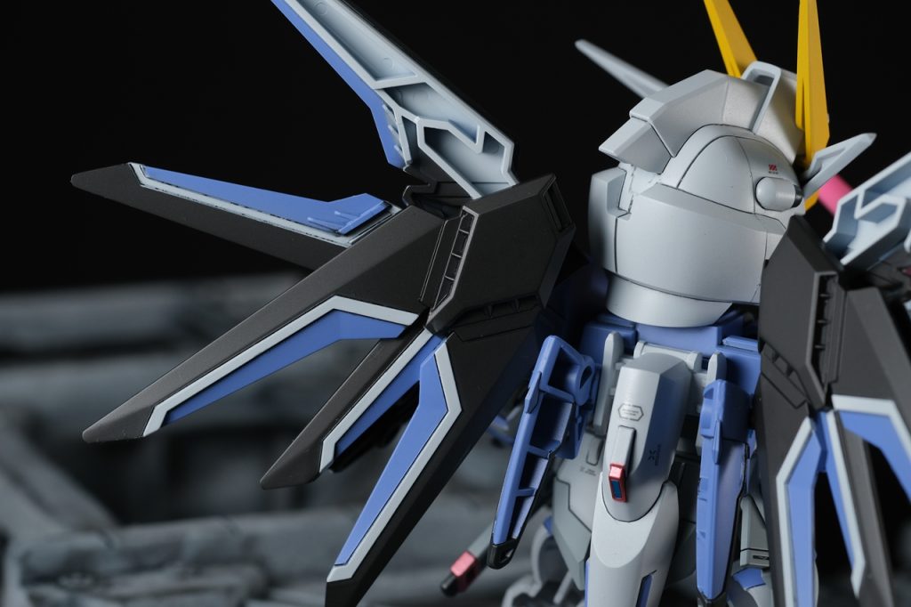 背中の羽根。羽根の成形色は青一色。ミリオンブルーを吹くのにマスキングして、グラファイトブラックを吹くのにマスキングして・・・という感じで、マスキングが一番大変だった所です。グラファイトブラックとても綺麗な色で気に入りました。