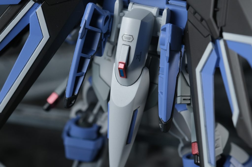 バックパックの中央部分。メタリックレッドに塗った部分の中心は、付属のシールのうち青い部分を切り出して貼りました。(付属のシールの中にここ用のシールがないのです)