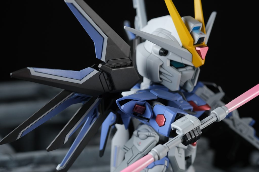 左上から。ビームサーベルのグリップも塗装したせいで、そのままだと持てなくなってしまったので、手の穴を少しだけピンバイスで広げました。それでも少しひっかかりが気になったので、タミヤのモデリングワックスを塗っています。あと、ビームサーベルの刃は最後にGXクリアシルバーを吹いてあるのですが、写真だとあまり分からないですね。肉眼でもあんまり分かりません。「なんとなくキラキラしてるかな」という感じ。