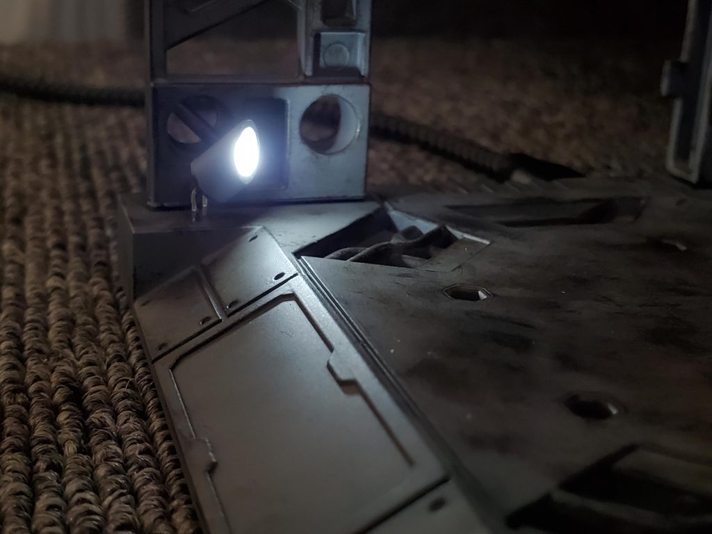 天井照明だけじゃ暗く感じたので、下側左右にスポットライトを追加。