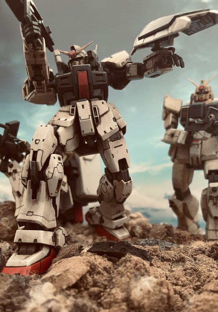 ガンダムMk-Ⅱを構図に加えてみました。RGを使用しています。陸戦型ガンダムとカラーリングに統一感があるからなのか、思ったよりも違和感がない気がします。胸の黄色のダクトはあえて外してあります。