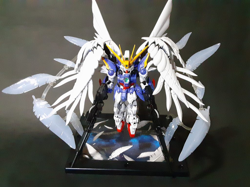 宙に舞う羽は先端が丸かったのでシャープに、ただ刃物レベルにシャープにするのは違うなと思い違和感のない程度にシャープ化しました