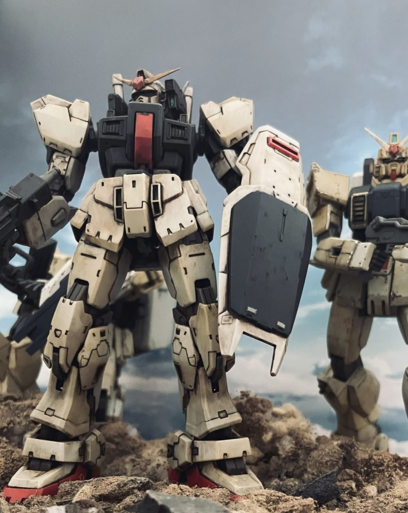 RGガンダムMk-Ⅱはマルチブラウンで全体にウオッシングをして地上戦のイメージを出す工夫をしています。