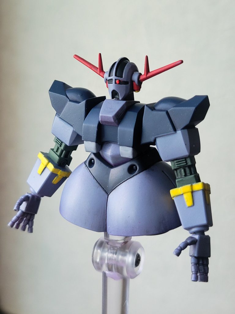 ■フロントビュー・キットは首を真上に向けて宇宙空間を突撃するスタイルですが、首を加工して顎を引けるようにしました・腕をスクラッチし、RGのようなプロポーションをイメージしました・塗装は赤色と黄色部分はガンダムアッセンブルカラーを使ってみましたが とても塗りやすかったです