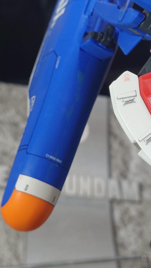 つや消しのトップコートを吹いてるにもかかわらずプロペラントタンクの消した合わせ目付近が変色してます。塗装していればこんなことは起きないと思いますが。最近のUVカットしてくれるプレミアムなんちゃらだとこの変色も防いでくれるのかな?