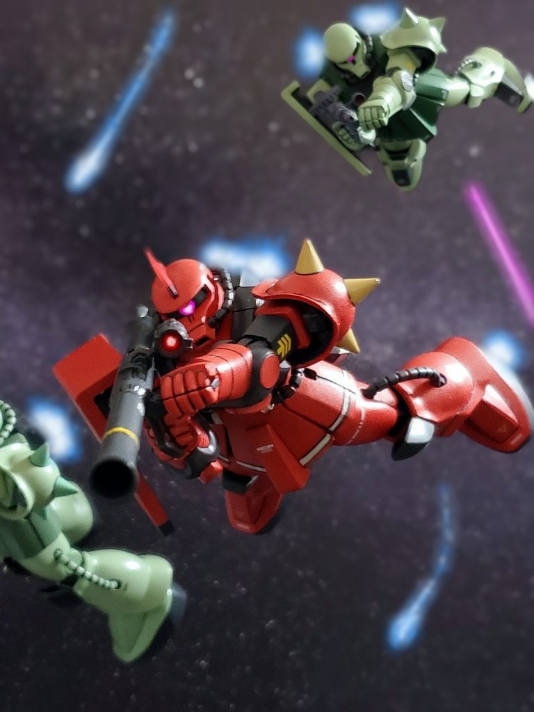 しかし、この強襲行動に素早く対応してくるジオンMS部隊❕その部隊は、どの機体も錬度の高さを伺わせる動きをしている。さらに部隊のトップをはり稲妻の如き機動で迫りくる真紅のザク‼️ギャリー・ロジャース大尉はザンジバル級の護衛艦隊が噂のプリムス艦隊である事に気づく👀💡