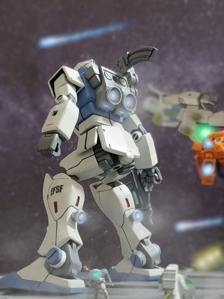 高機動特化中隊は母艦である『フジヤマ』に次々に着艦。だがこの戦闘で部隊は半数を失っていた…。意識を失い浮遊したままのギャリー・ロジャース大尉の半壊したジムに救助に向かうドラケン。着艦したシイコ少尉は『彼』の識別信号をすぐさま確認する👀…だが表示された文字は『 LOST 』。それを見た瞬間、彼女は『彼』の名を呼びながら泣き崩れていった…。この戦闘より半日後、地上のオデッサ作戦勝利の報せが連邦軍全体に響き渡る📢🎵この大勝利に歓喜に沸く地球連邦軍であったが、高機動特化中隊は『彼』を含め仲間を失った悲しみに包まれていた。そして隊長のギャリー・ロジャースは負傷のため後方へ移動。隊長の次の階級であるエースの『彼』も失ったため、部隊は同中尉であるスガイ中尉が隊長代理を務める事となるのであった……💫以上、私の妄想イメージによるジム・ライトカスタムと勝手に名字を付けちゃいましたシイコ少尉の正史での物語でした~😊🎶