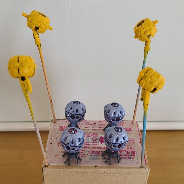 集合体に抵抗がありますが、まめぴよだと思ってガンバります！(;´д｀) ほんとは苦手なのね～ララァ大好きマンが駆るサザビーに搭載するビットは、正史カラーと決めておりましたの～缶スプレーでざっくり塗装。塗り分けめんどいッスね（汗( ・∀・)ｒ鹵~＜≪巛;ﾟДﾟ)ﾉ ｸｾー！（3枚目）