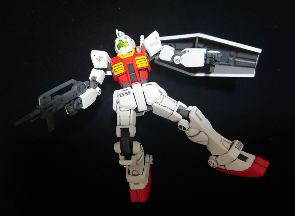 今回もライフルで苦労しました。最初はスケールが同じなので、HCM-Proのネモから引っ張ってくればいいかと楽観してましたが、いざ合わせてみるとライフルが小さ過ぎて貧弱に見えてしまう。かといってHGのは大き過ぎで。色々考えて、旧キットのネモのライフルを前後左右で幅詰めし、食玩コンバージ ジムⅢのライフルの銃身を合わせ、同カプセルアクションのガンダムのビームライフルからグリップを拝借してイメージ通りの大きさ形になったと思います。