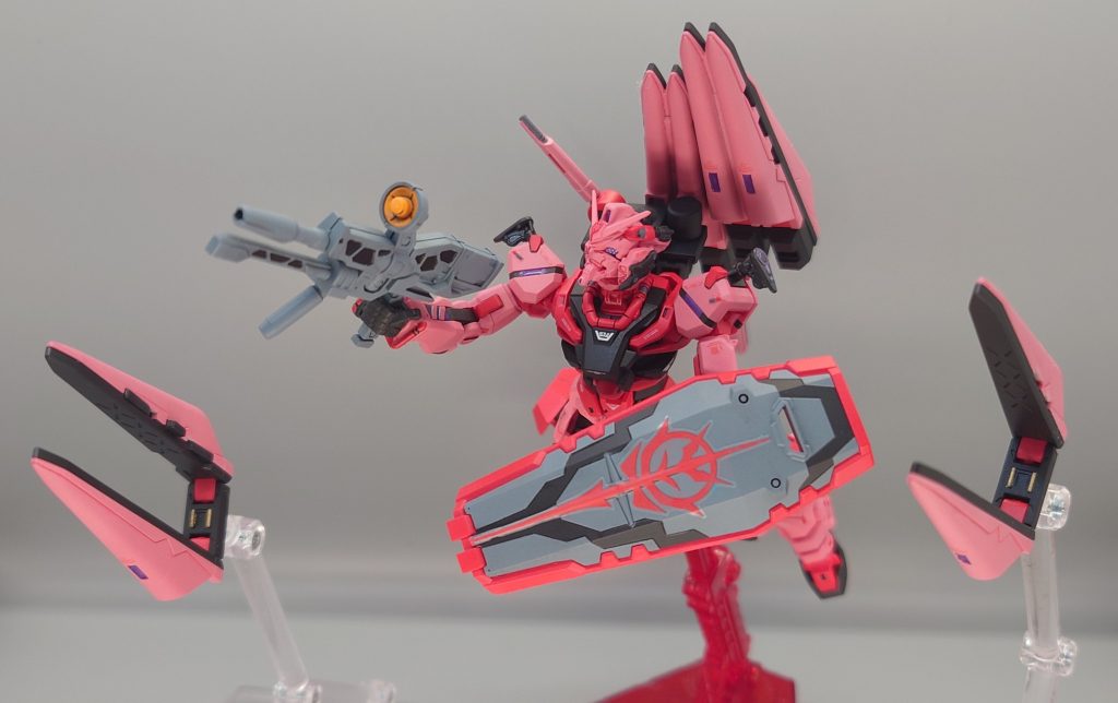 フェイクνのフィン・ファンネルは簡素な作りになっているので2つしか分離できないです。