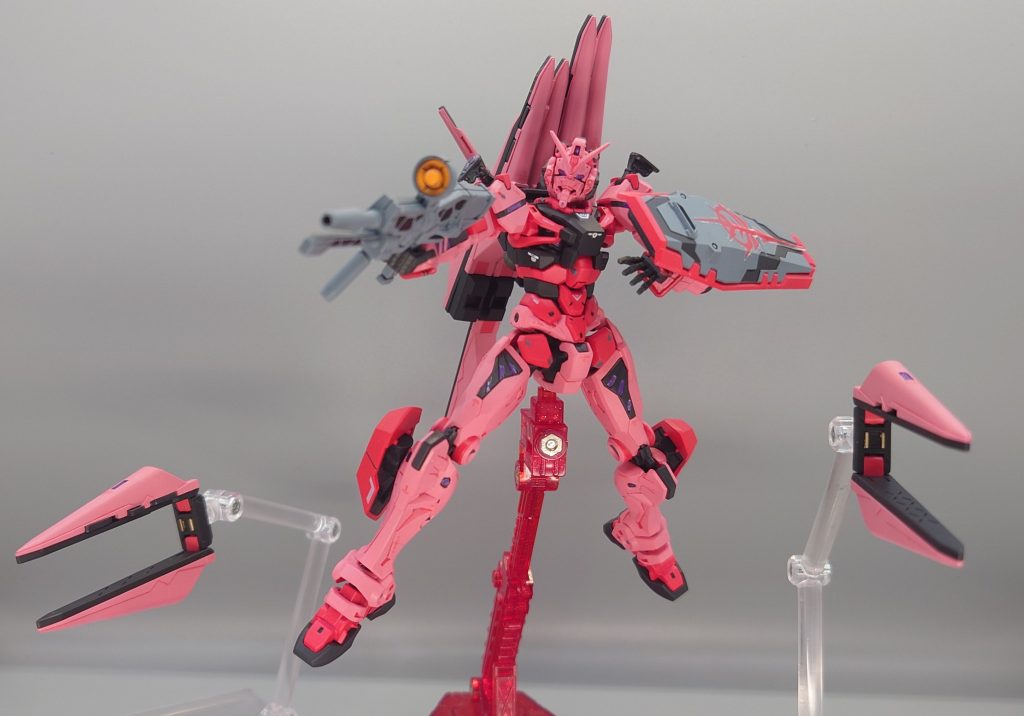 アニメを見ていて作中でも機体表面に赤色コーションマーク等が描かれていたので、ピンク部分は赤色デカールを使用しました。ただ遠くからだと気づかないくらいです。