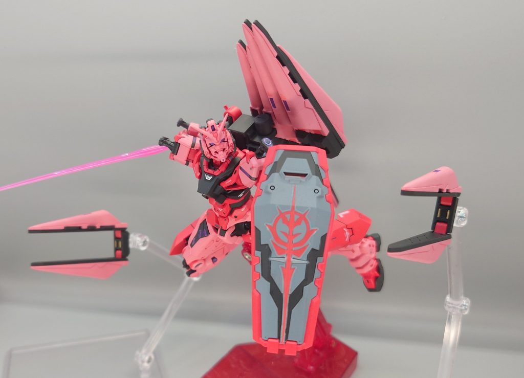 首の構造が今までのガンプラと別次元に異なっているので上を向くポーズも取りやすいです。・・・シールドのジオンマーク微妙に貼りきれてないの目立ちますね。難しかったです。